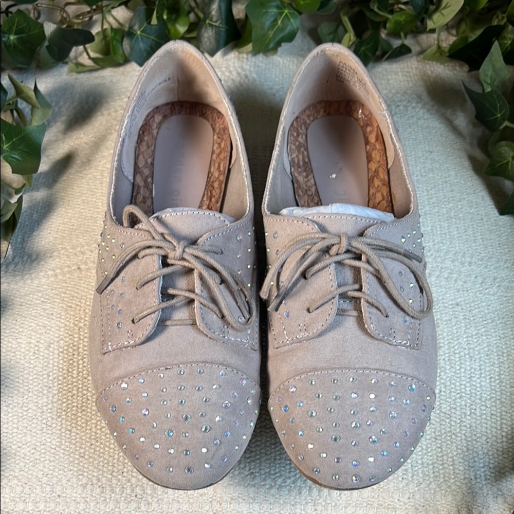 👞Madden Girl Tan suede Jazz shoes  with lace-up and sparkle detail .